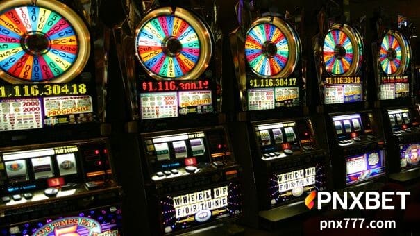 Ang mga online slot machine ay isang partikular na uri ng laro sa online na casino na maaaring laruin ng lahat. Madali kang makapaglaro. Sundin lamang ang hanay ng mga panuntunang ibinigay, tumalon at magsaya sa nakakaengganyong larong ito.