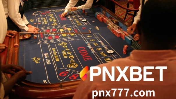 Ang come out roll ay ang pinakaunang aksyon na ginawa sa mga craps, at ito ang nagdidikta kung aling direksyon ang susundan ng laro. 